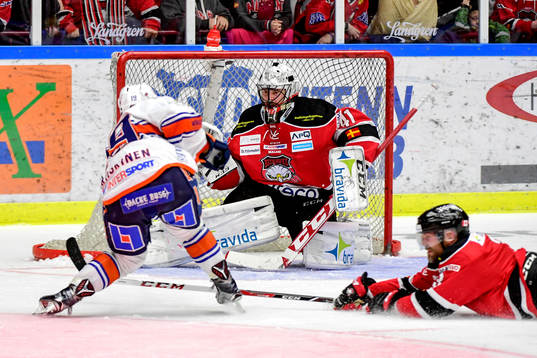 Växjös Tuomas Kiiskinen  gör 0-3 bakom Malmö Redhawks
