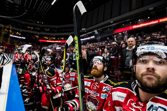 Malmö Redhawks Jens Olsson och Noah Welch deppar i båset
