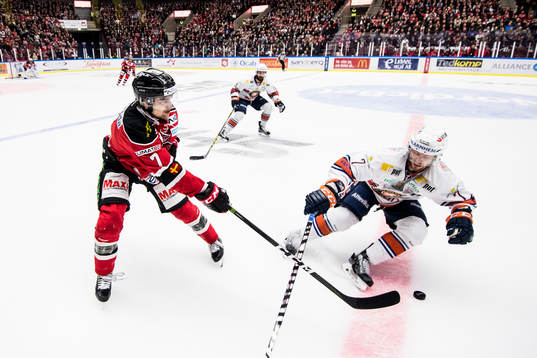 Malmö Redhawks Nils Andersson och Växjös Jeff Tambellini