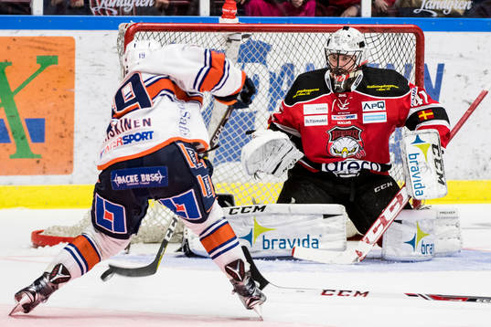 Växjös Tuomas Kiiskinen gör 0-3 bakom Malmö Redhawks