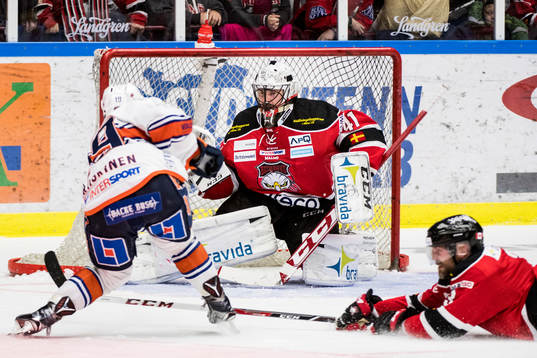 Växjös Tuomas Kiiskinen gör 0-3 bakom Malmö Redhawks