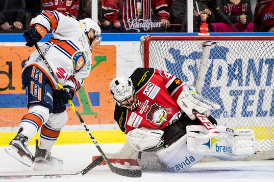 Växjös Tuomas Kiiskinen gör 0-3 bakom Malmö Redhawks