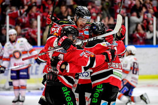 Malmö Redhawks Mathias Tjärnqvist jublar med lagkamrater