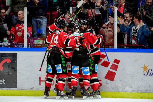 Malmö Redhawks Robin Alvarez jublar med lagkamrater