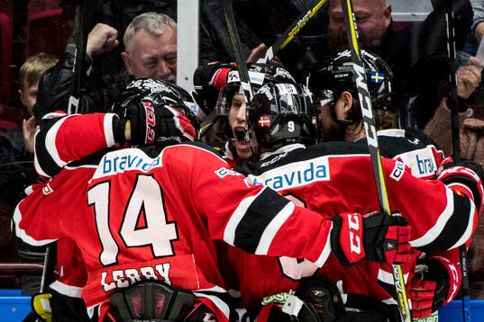 Malmö Redhawks Robin Alvarez (m) jublar med lagkamraterna