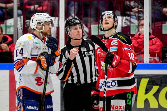 Växjös Eric Martinsson och Malmö Redhawks Robin Alvarez