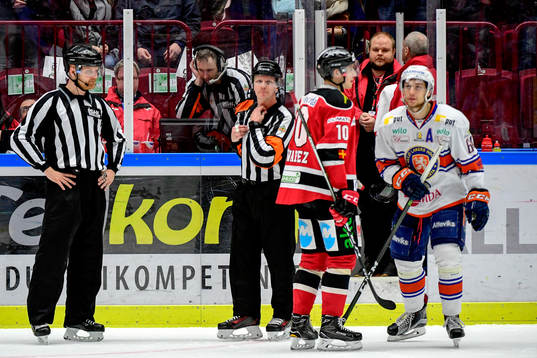 Domarna videogranskar det avgörande målet och diskuterar