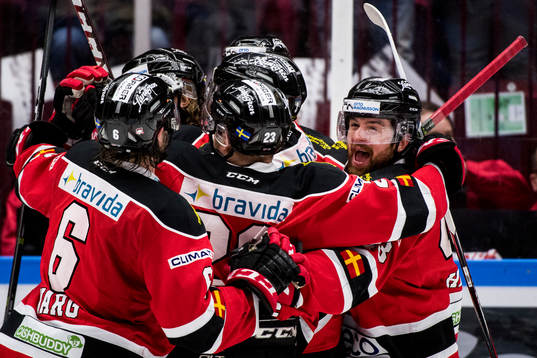 Malmö Redhawks spelare med Nichlas Hardt (th) jublar