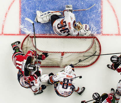 Växjös Robert Rosén och Malmö Redhawks Lukas Haudum i