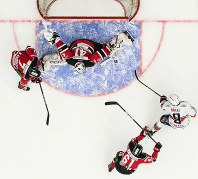 Växjös Josh Hennessy skjuter mot Malmö Redhawks målvakt