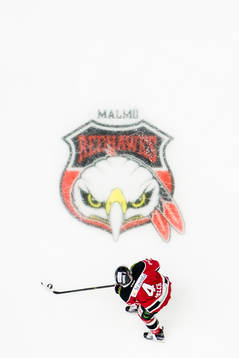 Malmö Redhawks Noah Welch bredvid Malmö Redhawks