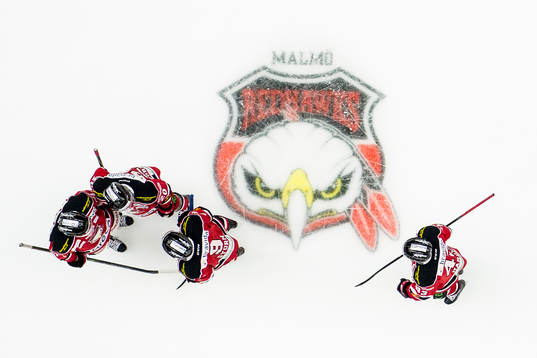 Malmö Redhawks spelare samlas bredvid Malmö Redhawks