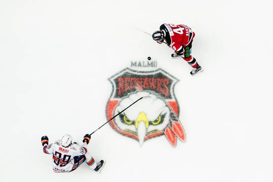 Malmö Redhawks Rhett Rakhshani utmanar Växjös Calle