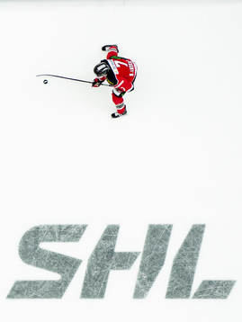Malmö Redhawks Nils Andersson med pucken bredvid SHLs