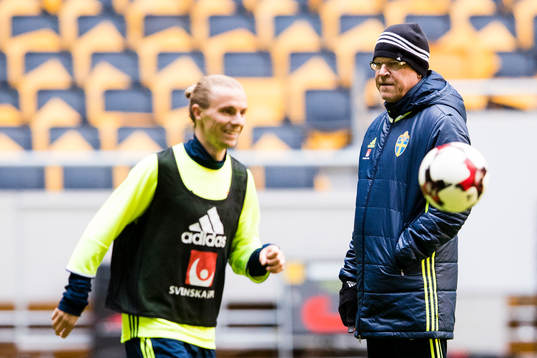 Sveriges Niklas Hult och förbundskapten Janne Andersson