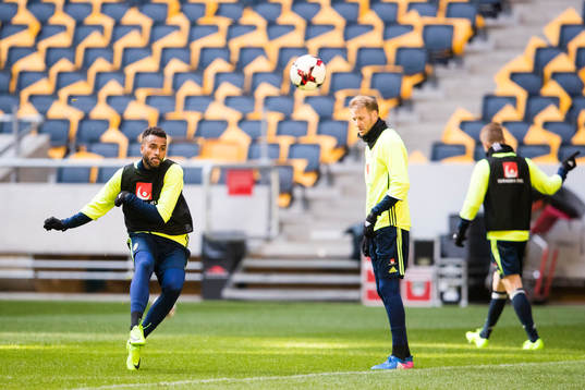 Sveriges Isaac Kiese Thelin och Ola Toivonen