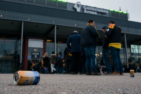 Ölburkar utanför Gavlerinken Arena före kvartsfinal 4 i