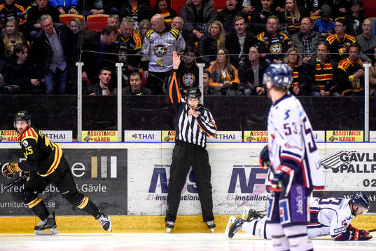 Brynäs Simon Bertilsson har tacklat en Linköpings Andrew