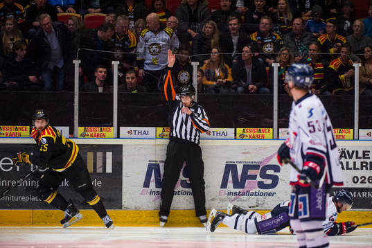 Domare Morgan Johansson med en utvisning på Brynäs Simon
