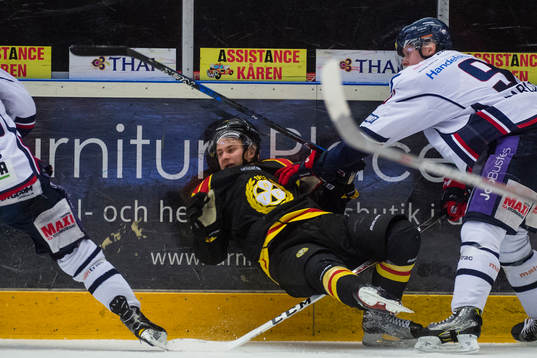 Linköpings Anton Karlsson tacklar Brynäs Juuso Ikonen
