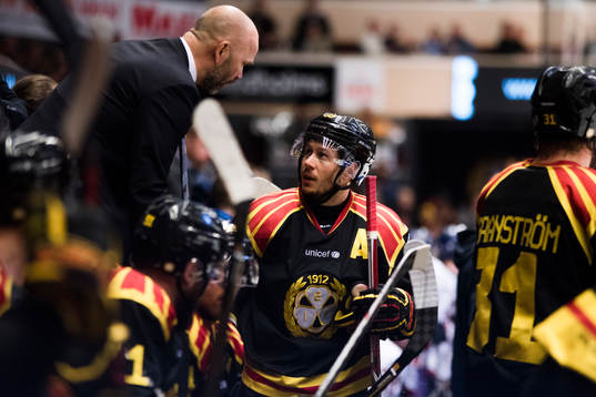 Brynäs assisterande tränare Tommy Sjödin och Elias Fälth