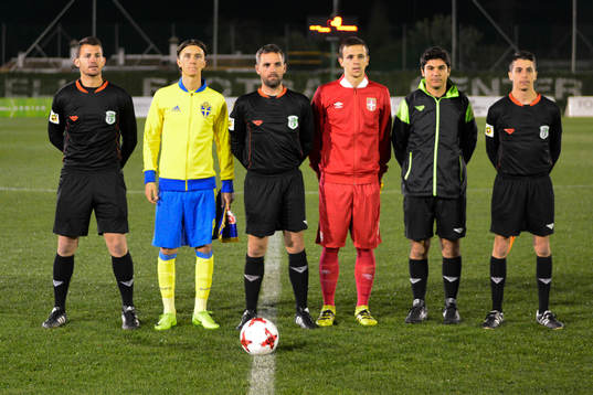OFFICIAL PHOTO OF THE MATCH, REFEREE AND CAPTAINS