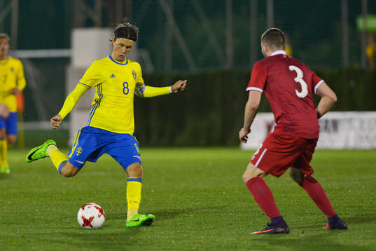 KRISTOFFER OLSSON (8 SWEDEN) PASS  THE BALL
