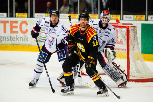 Brynäs Daniel Paille oroar framför Linköpings målvakt