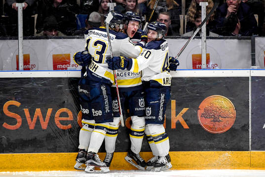 s Lawrence Pilut jublar med lagkamrater