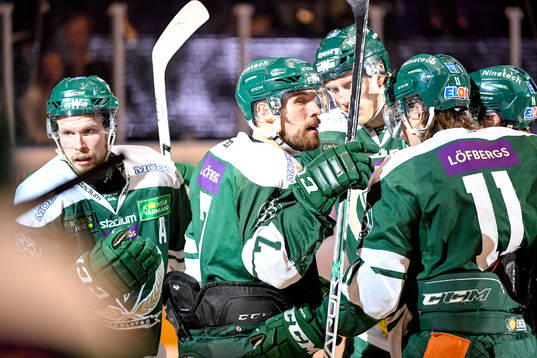 Färjestads Alexander Johansson jublar med lagkamrater