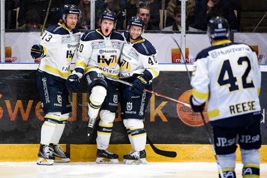 s Oscar Sundh, Lawrence Pilut och Pär Arlbrandt jublar