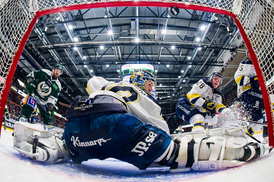 Färjestads Alexander Johansson (ej i bild) gör 2-3