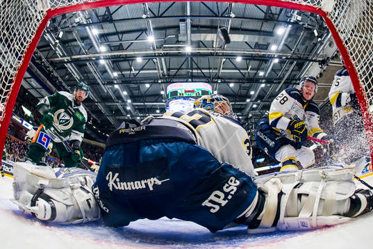 Färjestads Alexander Johansson (ej i bild) gör 2-3