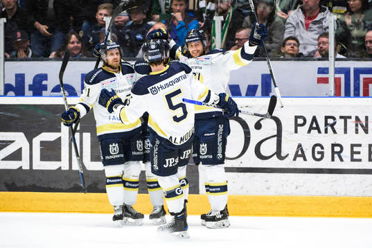 s Mattias Tedenby och lagkamrater jublar