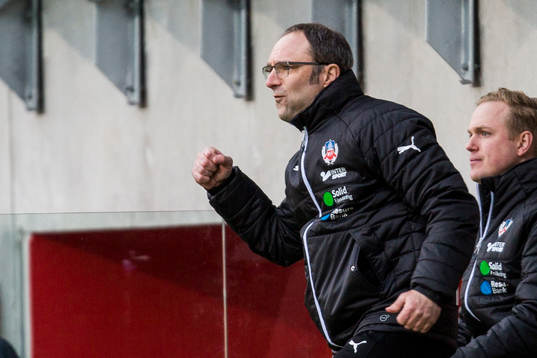 Helsingborgs tränare Per-Ola Ljung gestikulerar