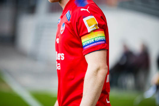 Helsingborgs Peter Larsson med regnbågsbindel