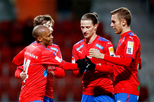 Helsingborgs Bradley Surprise Ralani jublar med lagkamrater