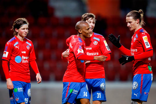 Helsingborgs Bradley Surprise Ralani jublar med lagkamrater