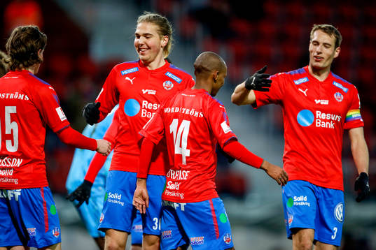 Helsingborgs Bradley Surprise Ralani jublar med lagkamrater