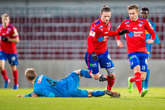 Nordsjällands Magnus Wörts försöker stoppa Helsingborgs