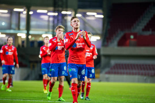 Helsingborgs Casper Seger applåderar publiken med