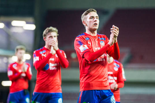 Helsingborgs Casper Seger applåderar publiken med