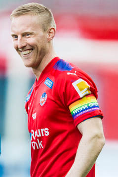 Helsingborgs Peter Larsson med regnbågsbindel
