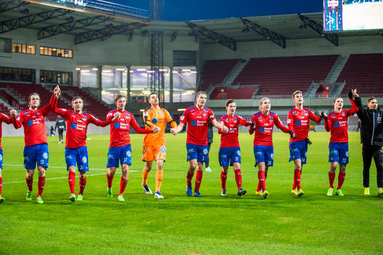 Helsingborgs spelare jublar mot publiken