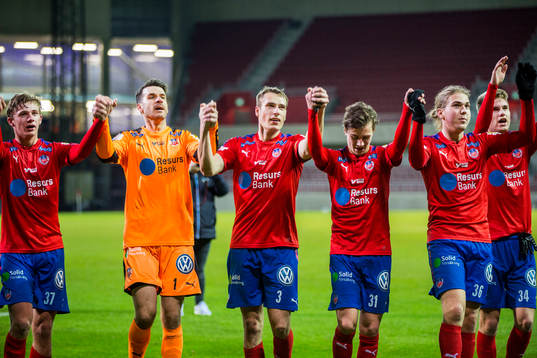 Helsingborgs spelare jublar mot publiken