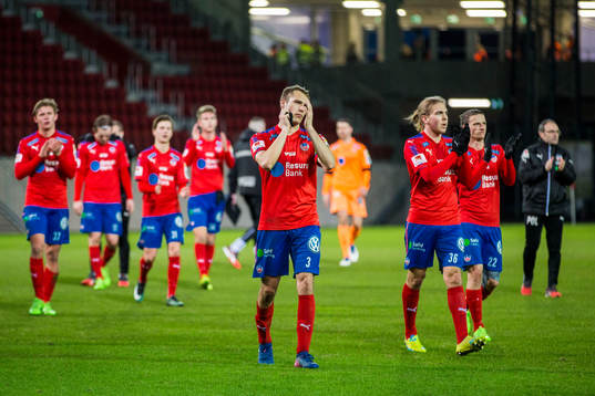 Helsingborgs spelare jublar mot publiken