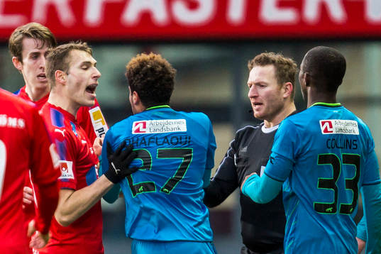 Helsingborgs Frederik Helstrup i diskussion med