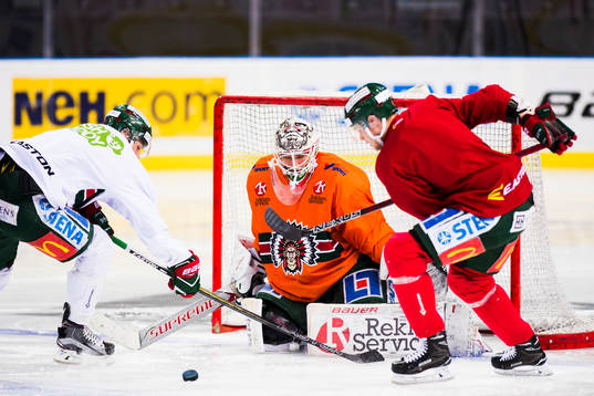 Frölundas Casey Wellman och Jacob Larsson framför