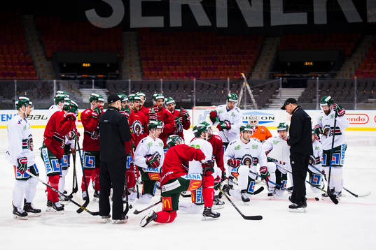 Frölundas tränare Roger Rönnberg instruerar spelarna