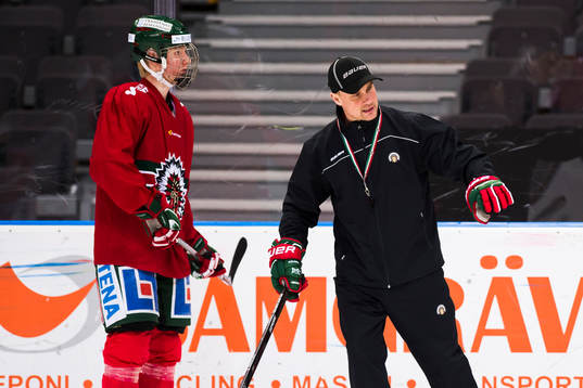 Frölundas Rasmus Dahlin lyssnar på tränare Roger